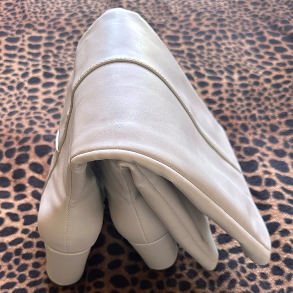 White long boots - Picture 3 of 5